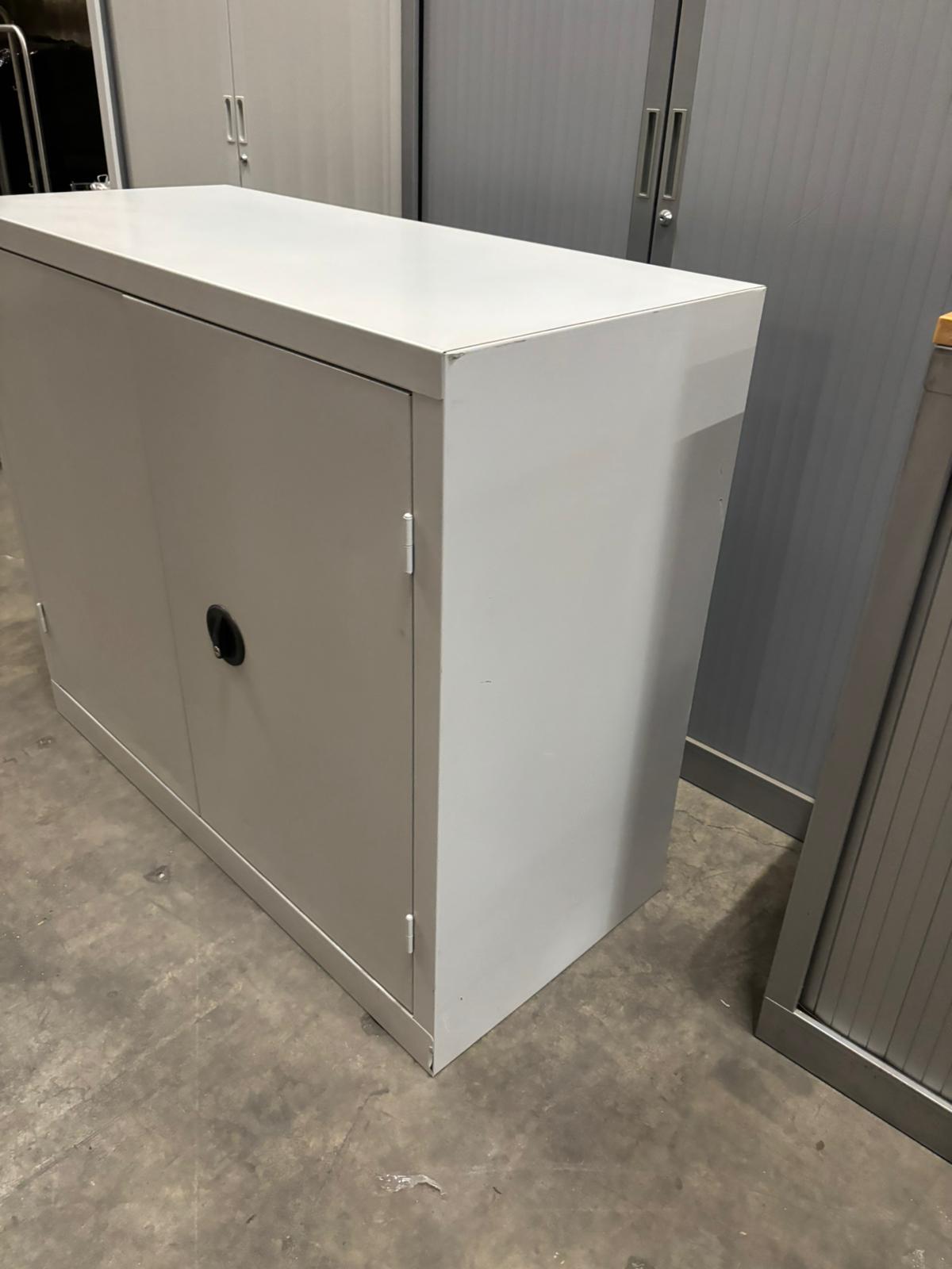 Armoire basse de bureau métallique grise – L120,5 x l53 x H100 cm