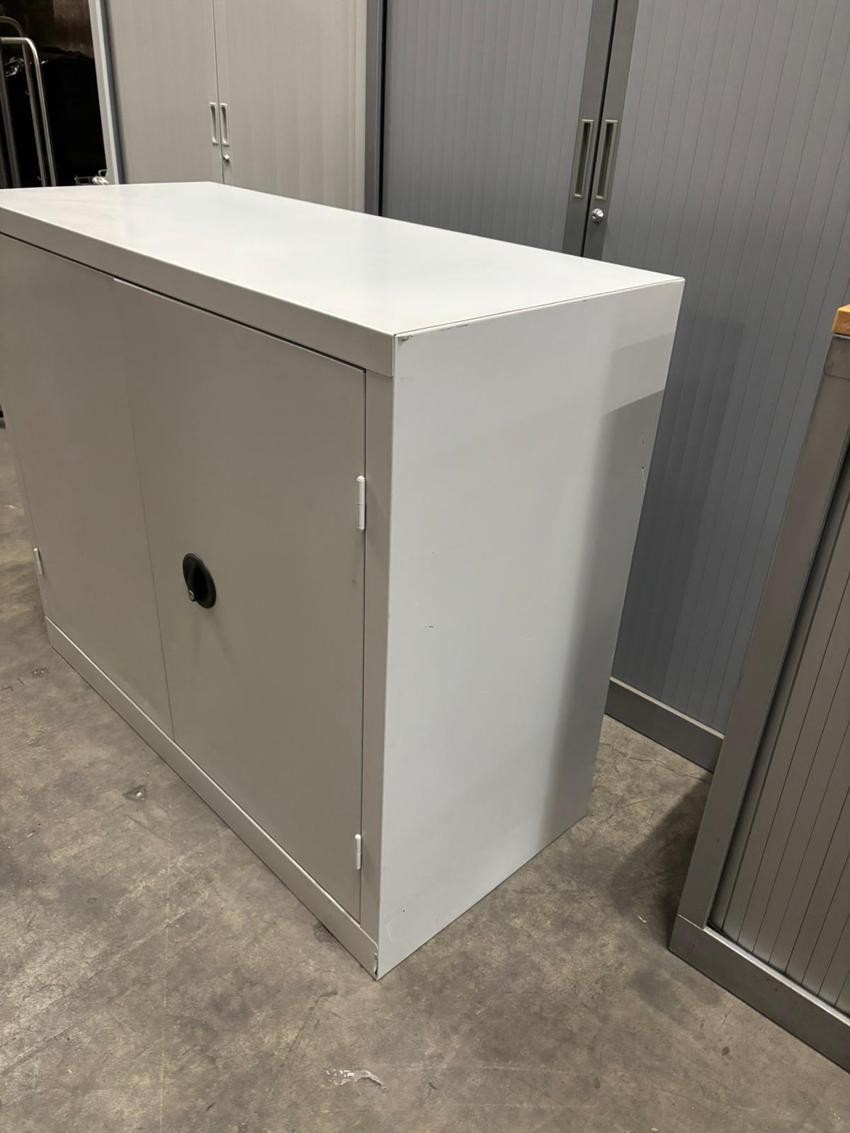 Armoire basse de bureau métallique grise – L120,5 x l53 x H100 cm