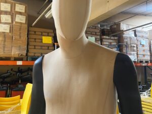 Mannequin homme complet sur socle en verre – fibre de verre et tissu – H190 cm