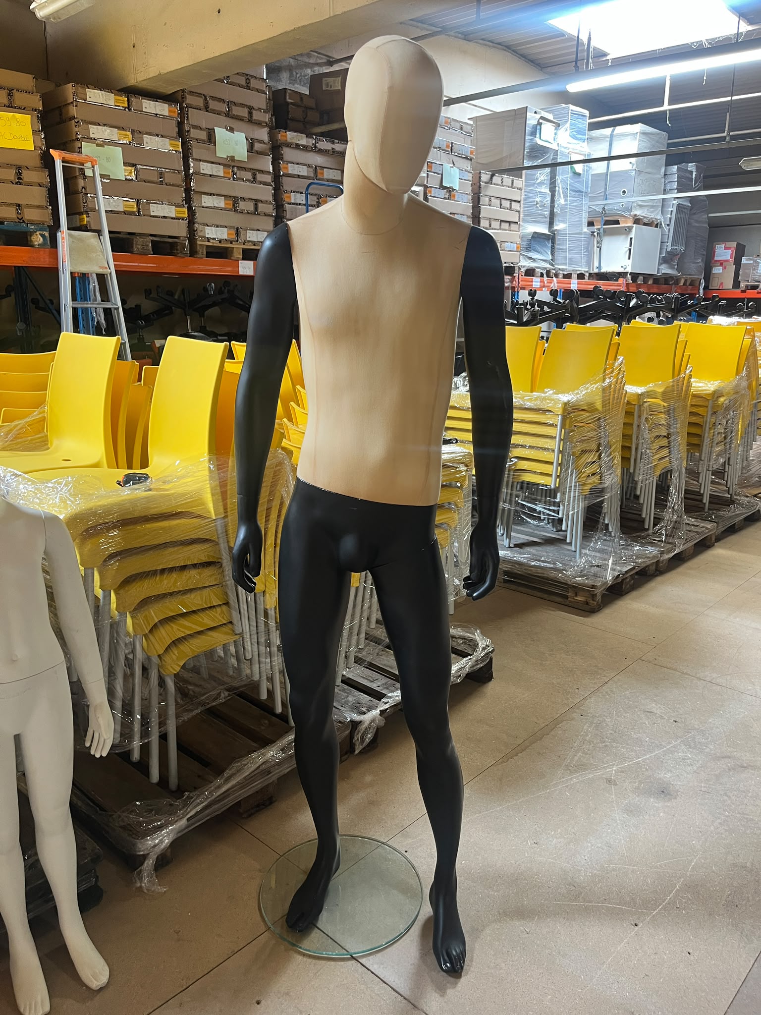 Mannequin homme complet sur socle en verre – fibre de verre et tissu – H190 cm
