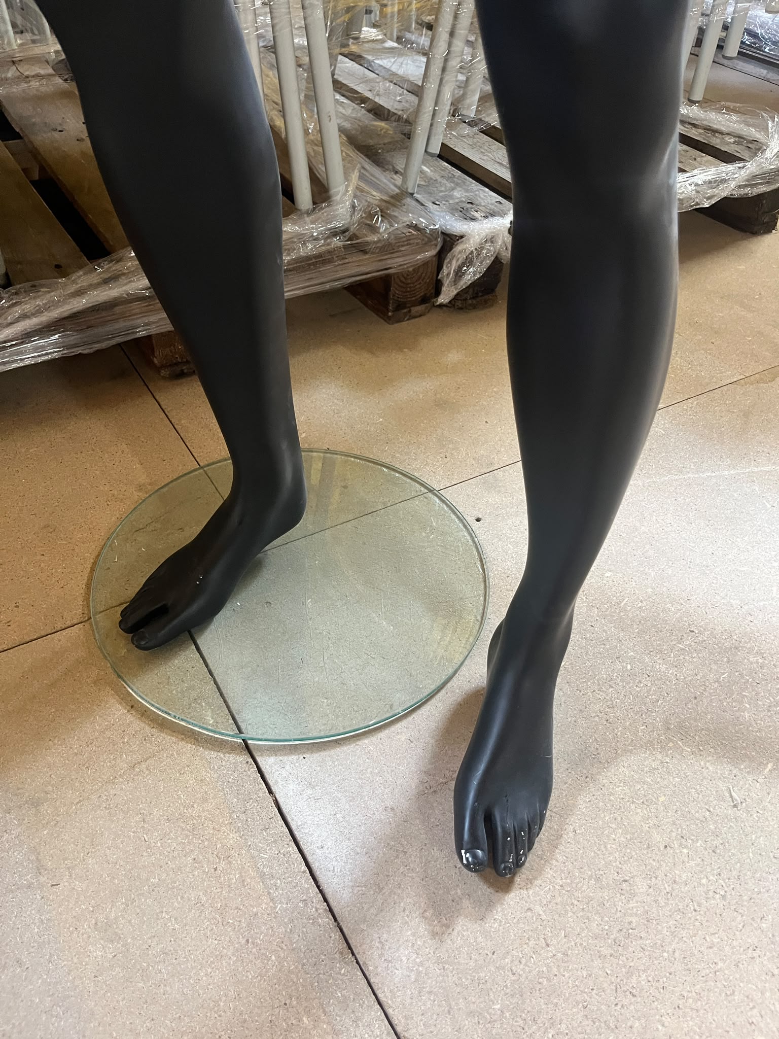 Mannequin homme complet sur socle en verre – fibre de verre et tissu – H190 cm
