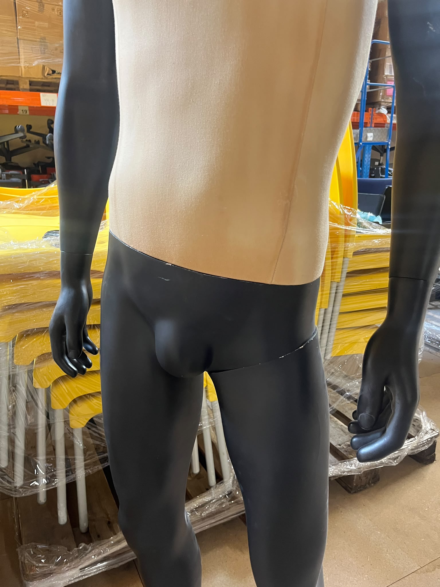 Mannequin homme complet sur socle en verre – fibre de verre et tissu – H190 cm