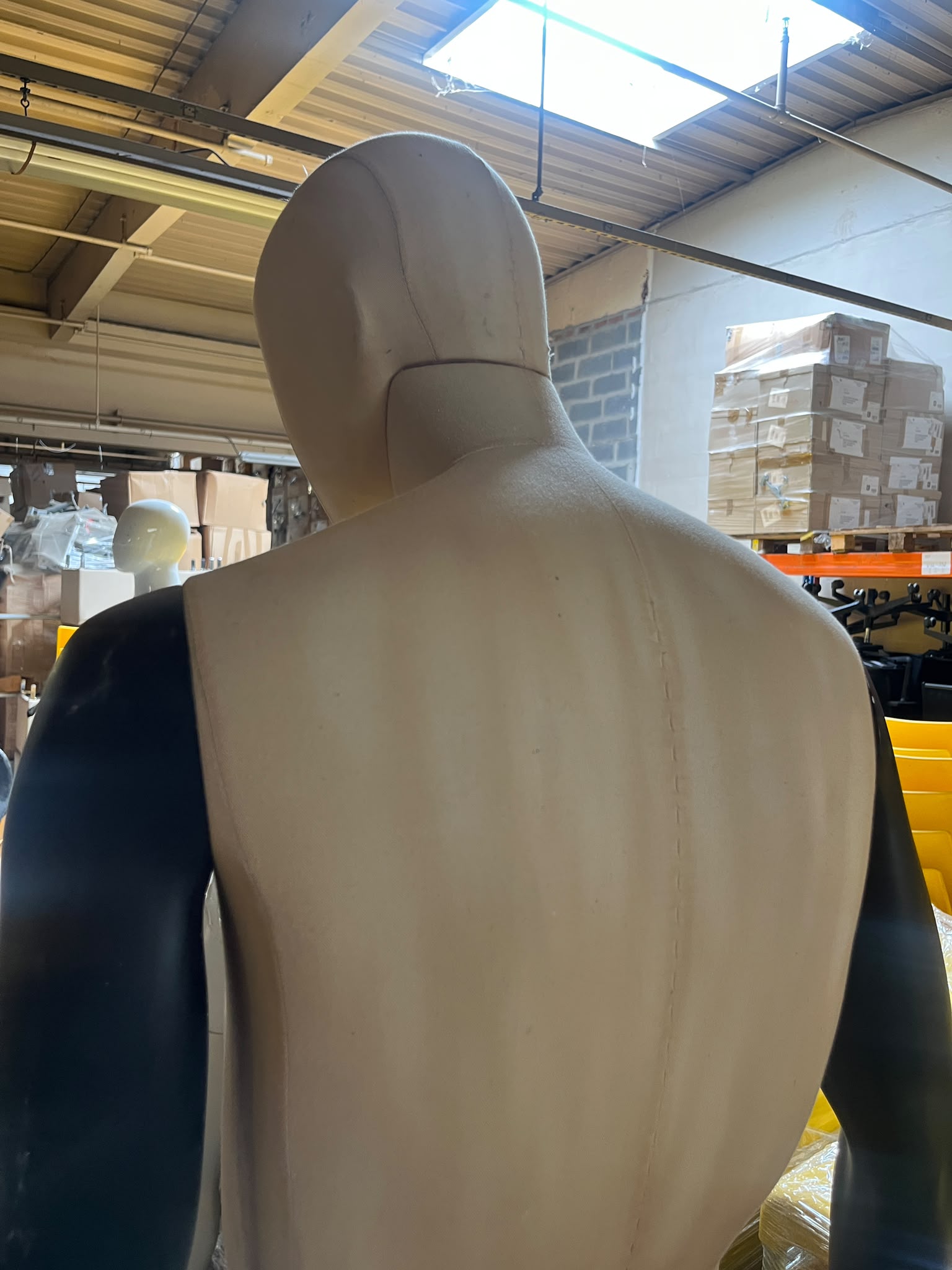 Mannequin homme complet sur socle en verre – fibre de verre et tissu – H190 cm