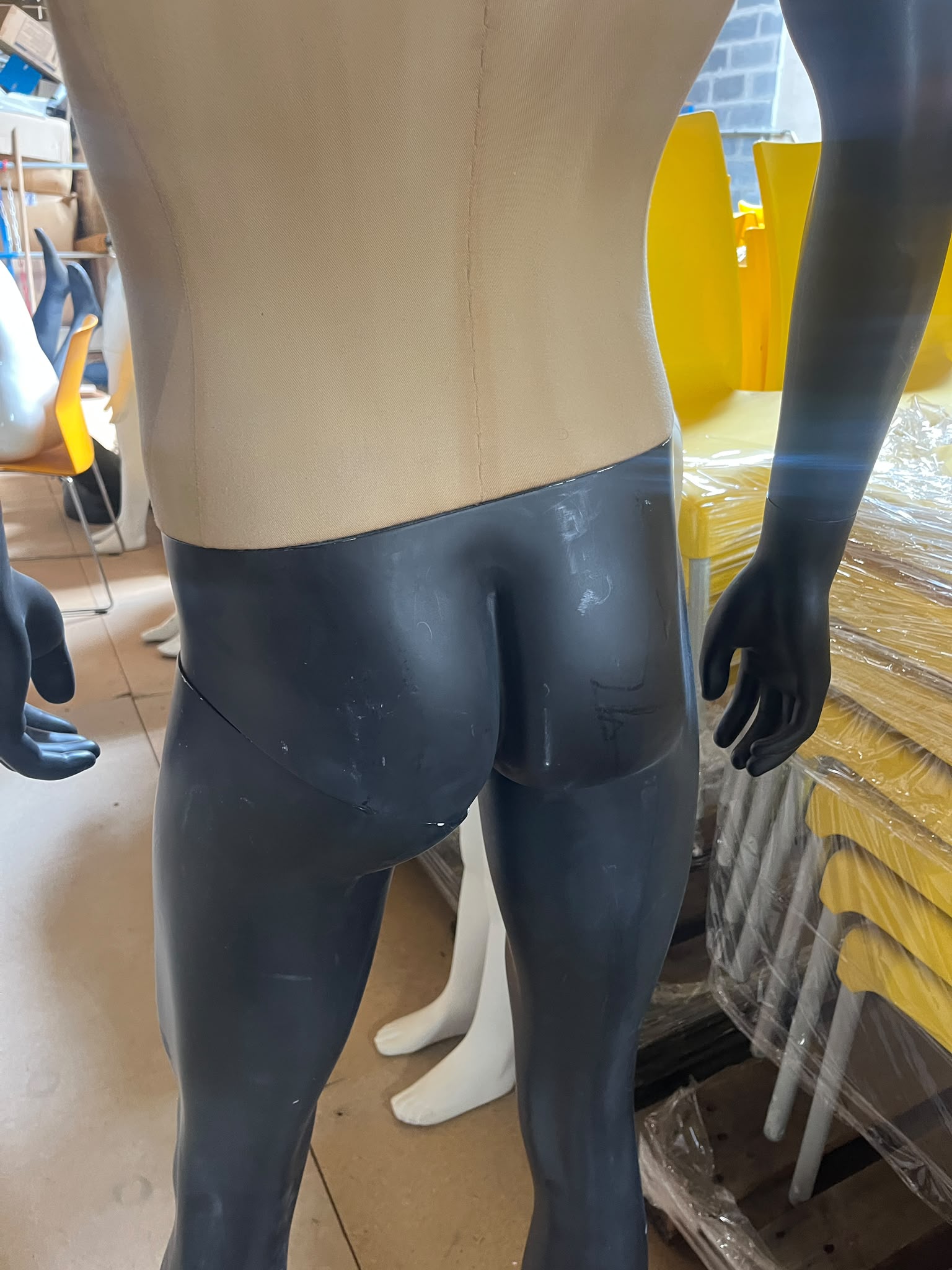 Mannequin homme complet sur socle en verre – fibre de verre et tissu – H190 cm