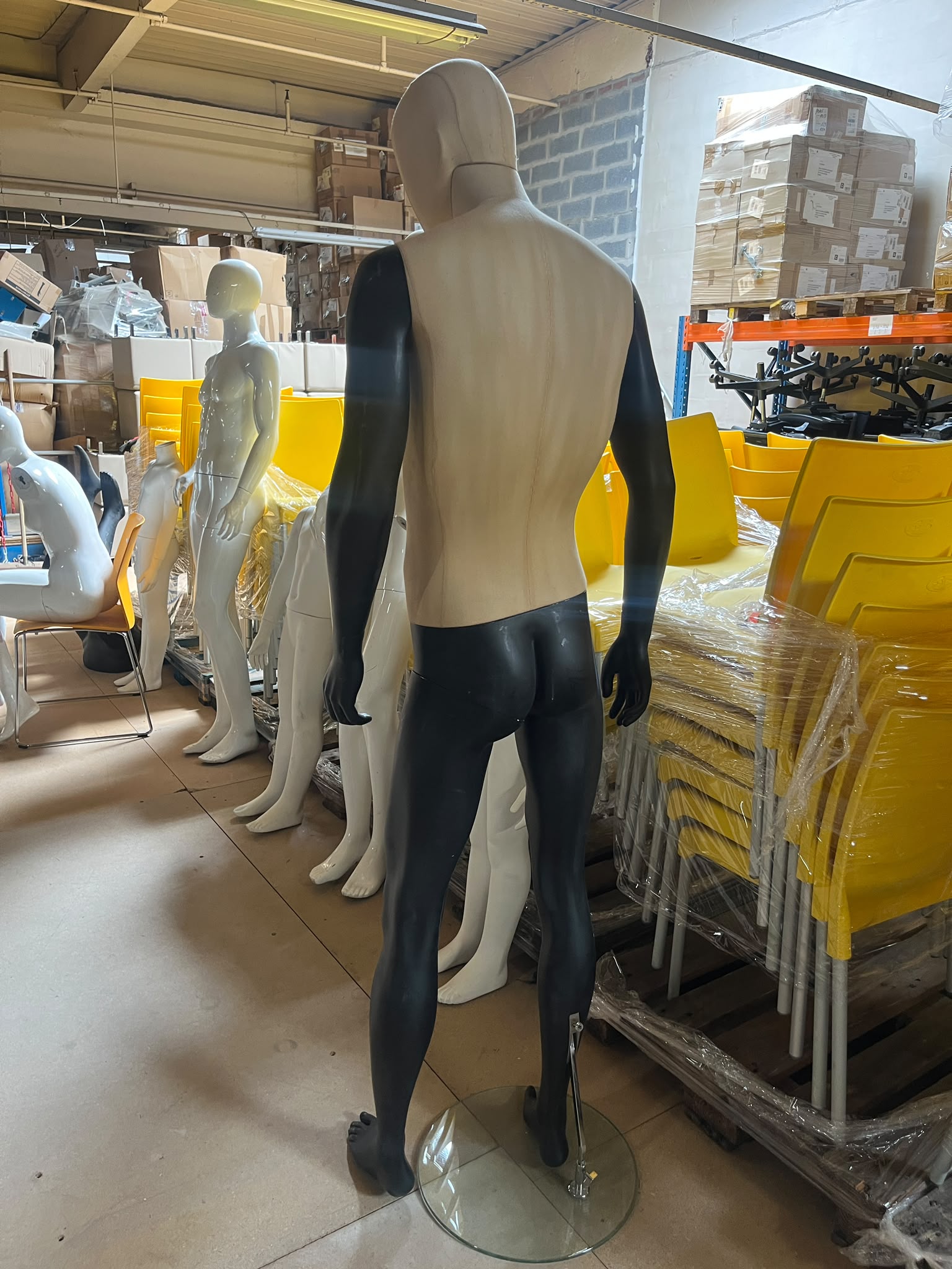 Mannequin homme complet sur socle en verre – fibre de verre et tissu – H190 cm