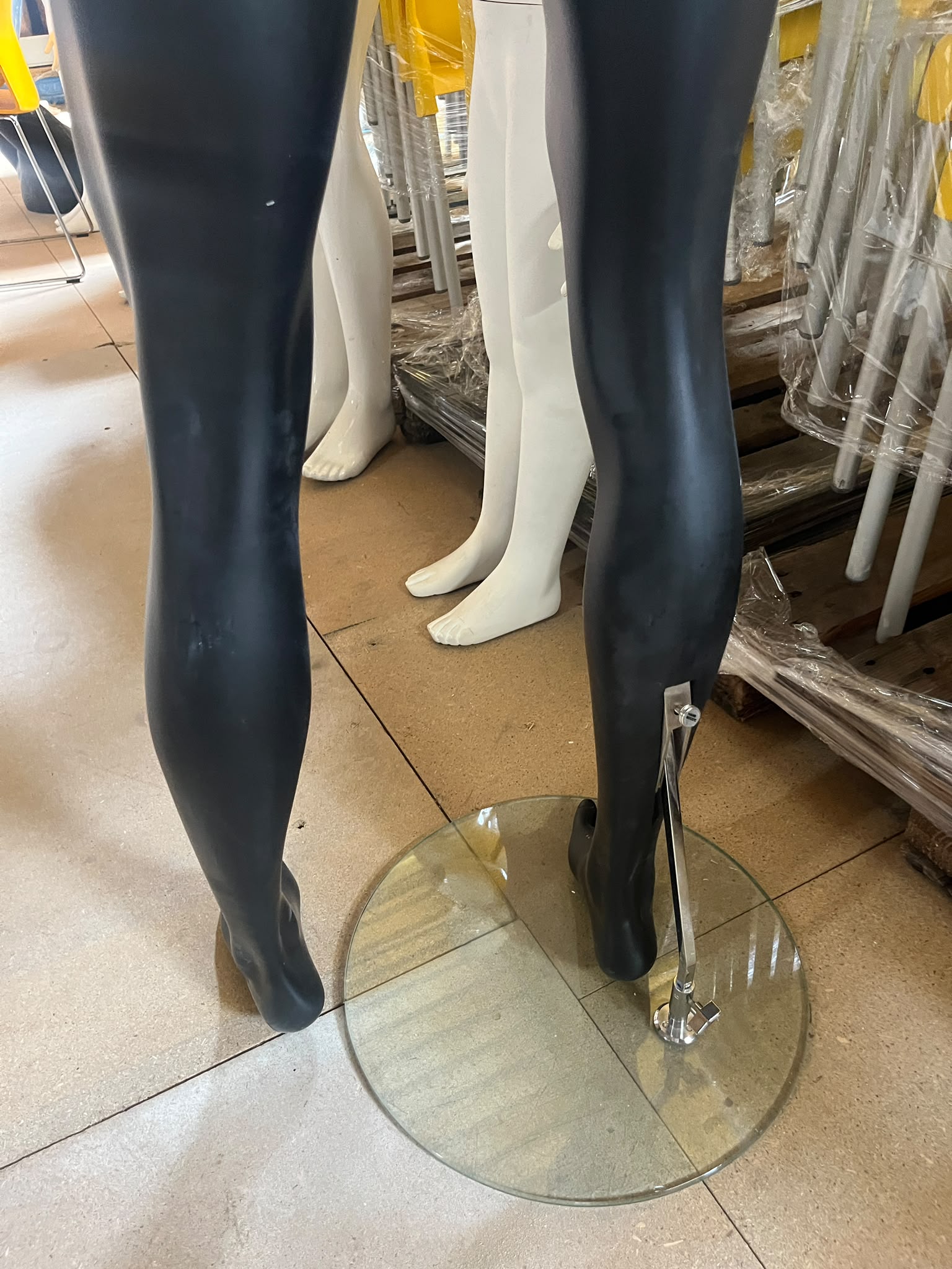 Mannequin homme complet sur socle en verre – fibre de verre et tissu – H190 cm