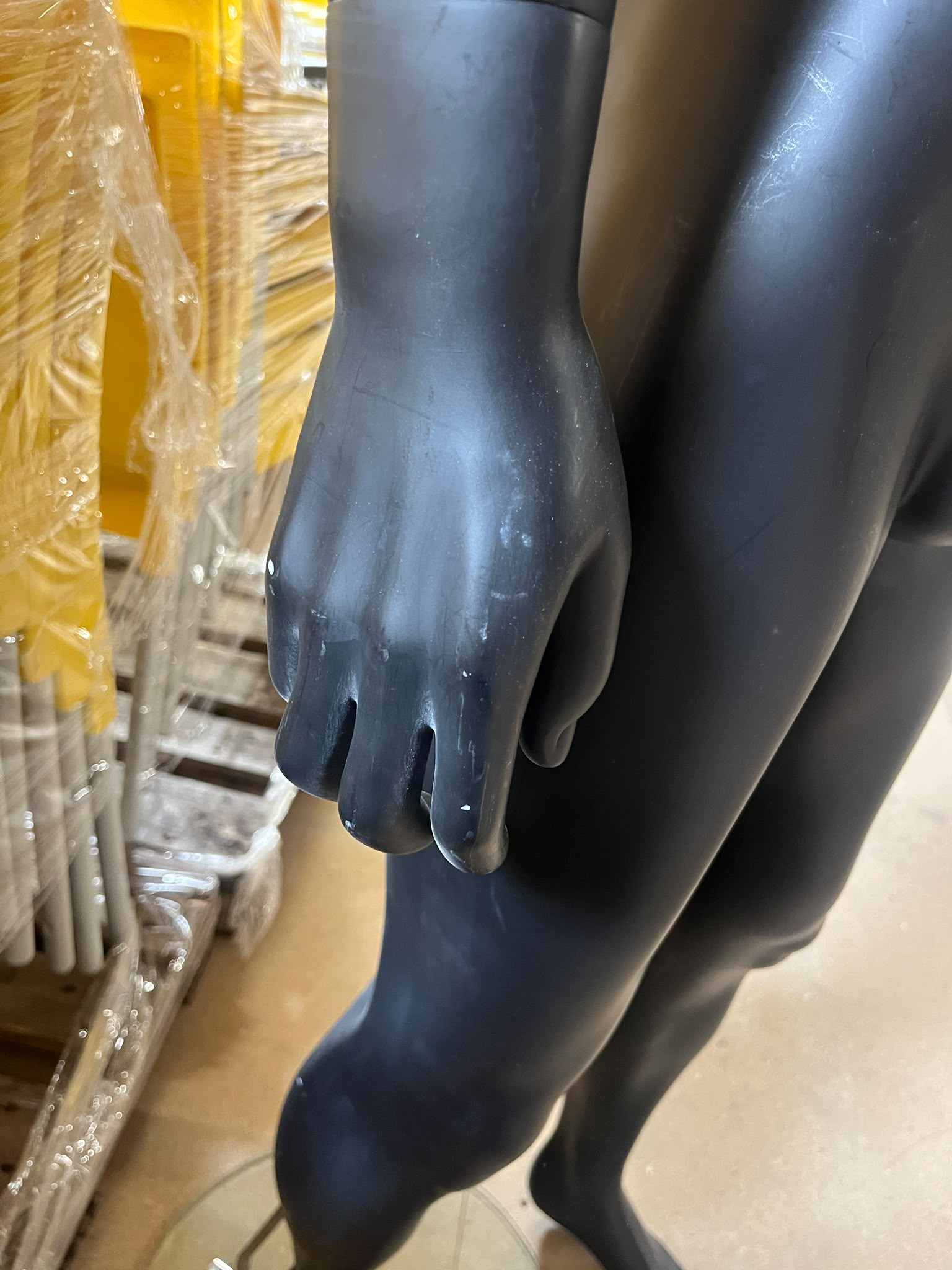 Mannequin homme complet sur socle en verre – fibre de verre et tissu – H190 cm