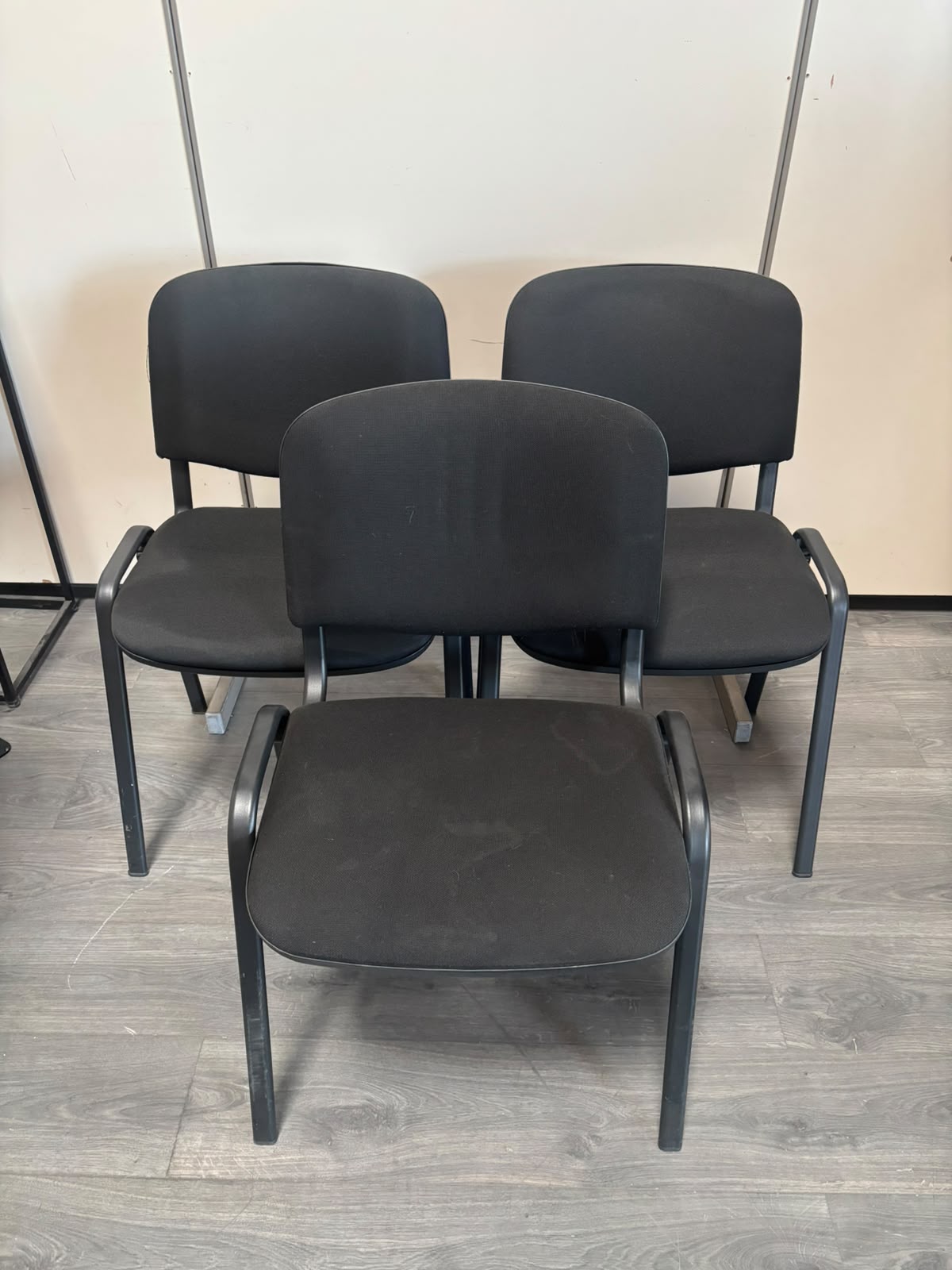 Chaise en tissu noir avec structure métallique – H80 cm