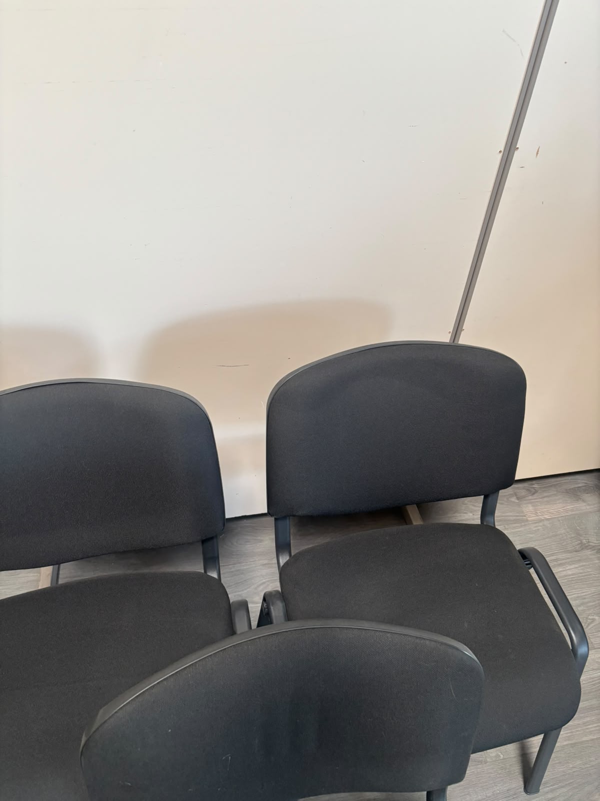 Chaise en tissu noir avec structure métallique – H80 cm