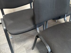 Chaise en tissu noir avec structure métallique – H80 cm