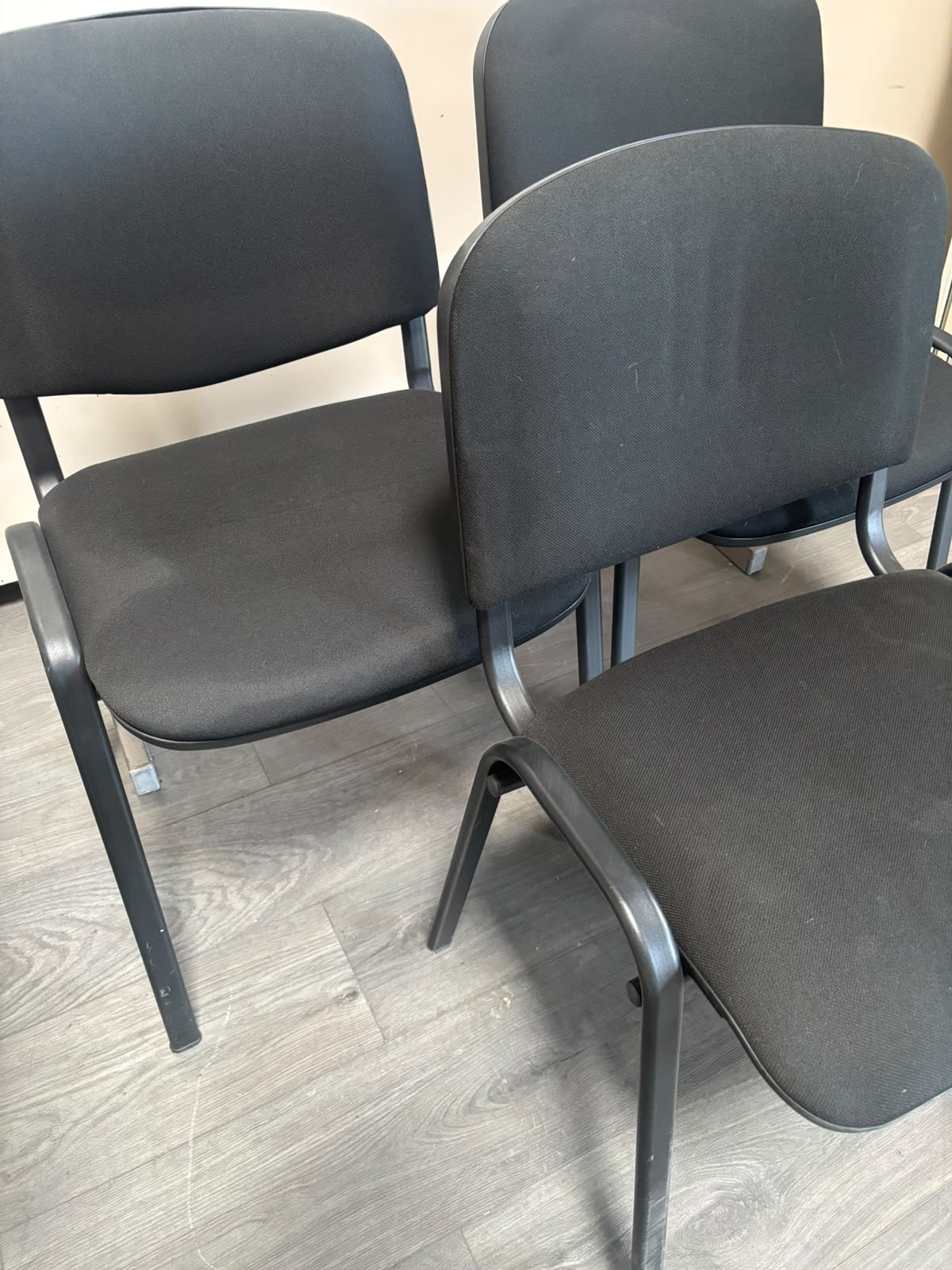 Chaise en tissu noir avec structure métallique – H80 cm