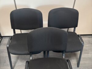 Chaise en tissu noir avec structure métallique – H80 cm