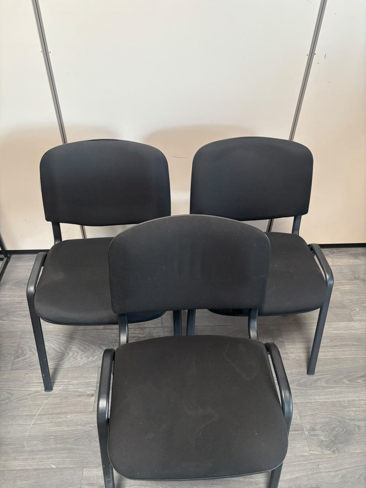 Chaise en tissu noir avec structure métallique – H80 cm
