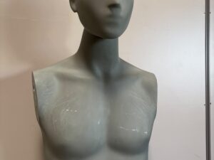 Buste homme en fibre de verre effet béton – H88 cm