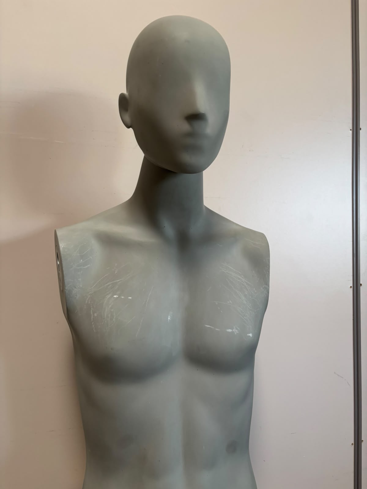 Buste homme en fibre de verre effet béton – H88 cm