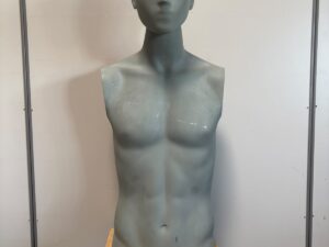 Buste homme en fibre de verre effet béton – H88 cm