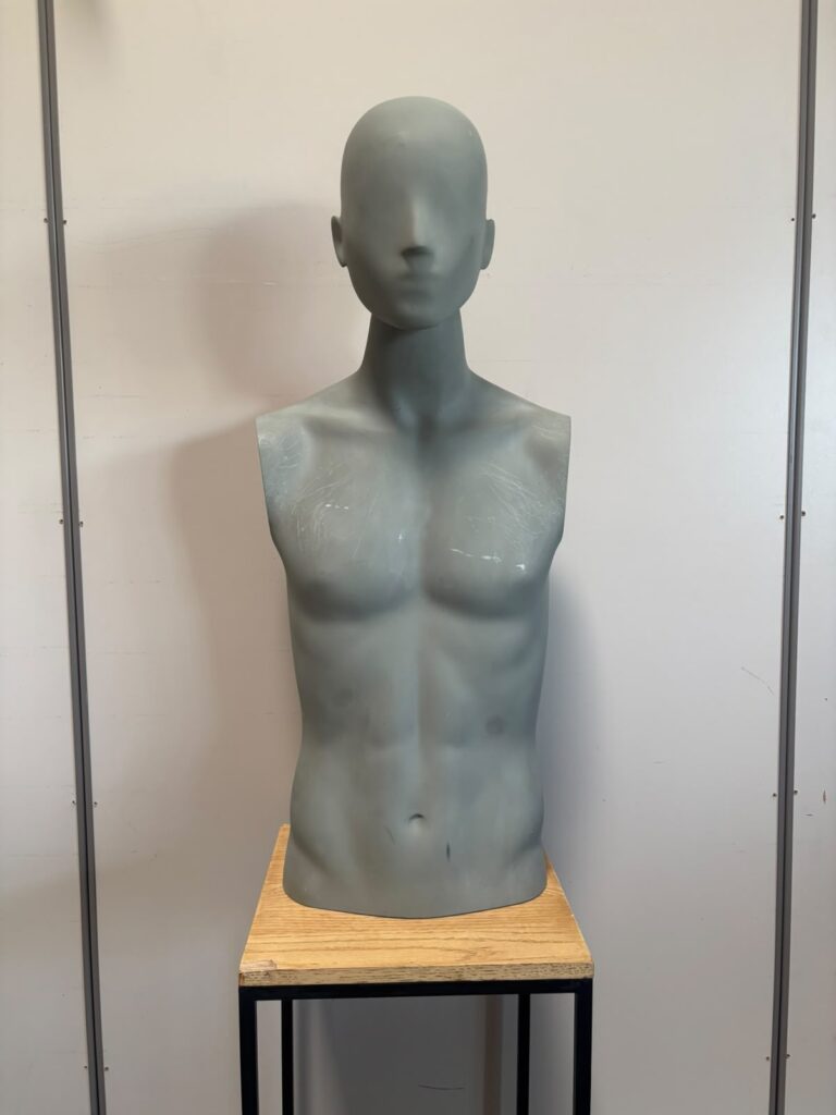 Buste homme en fibre de verre effet béton – H88 cm