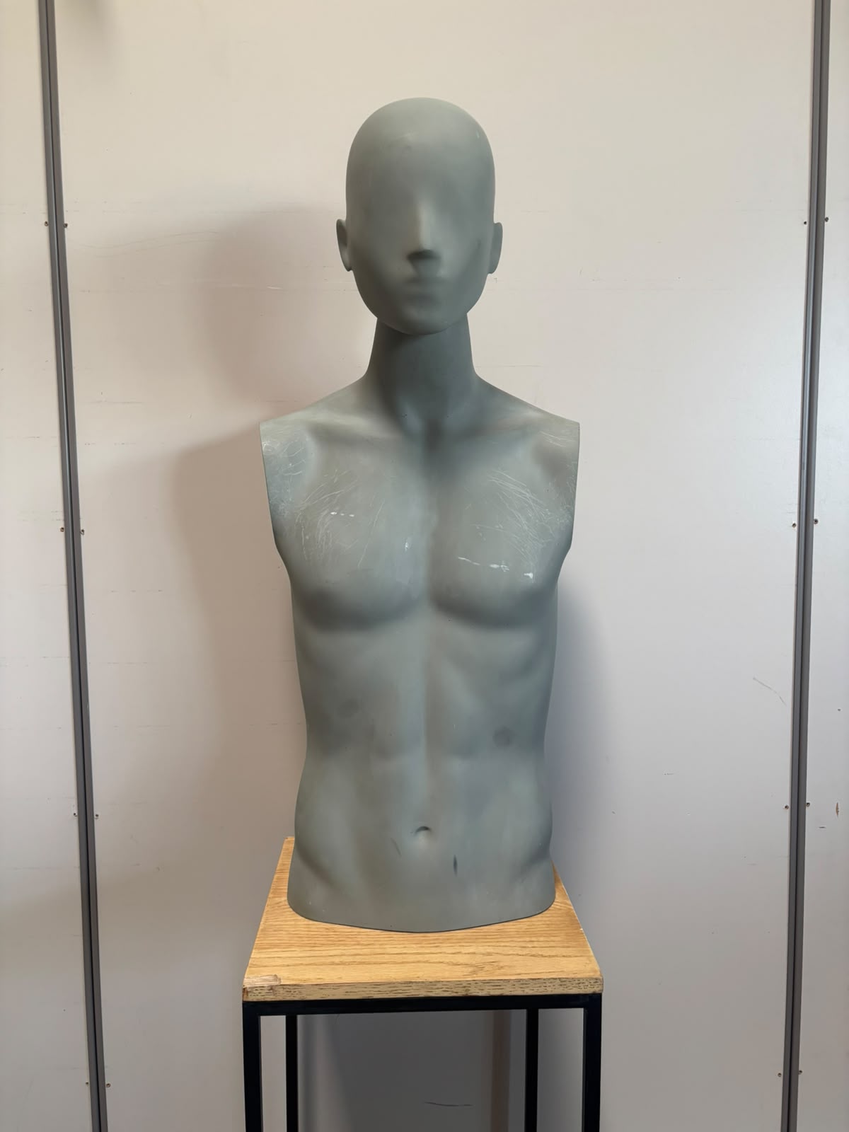 Buste homme en fibre de verre effet béton – H88 cm