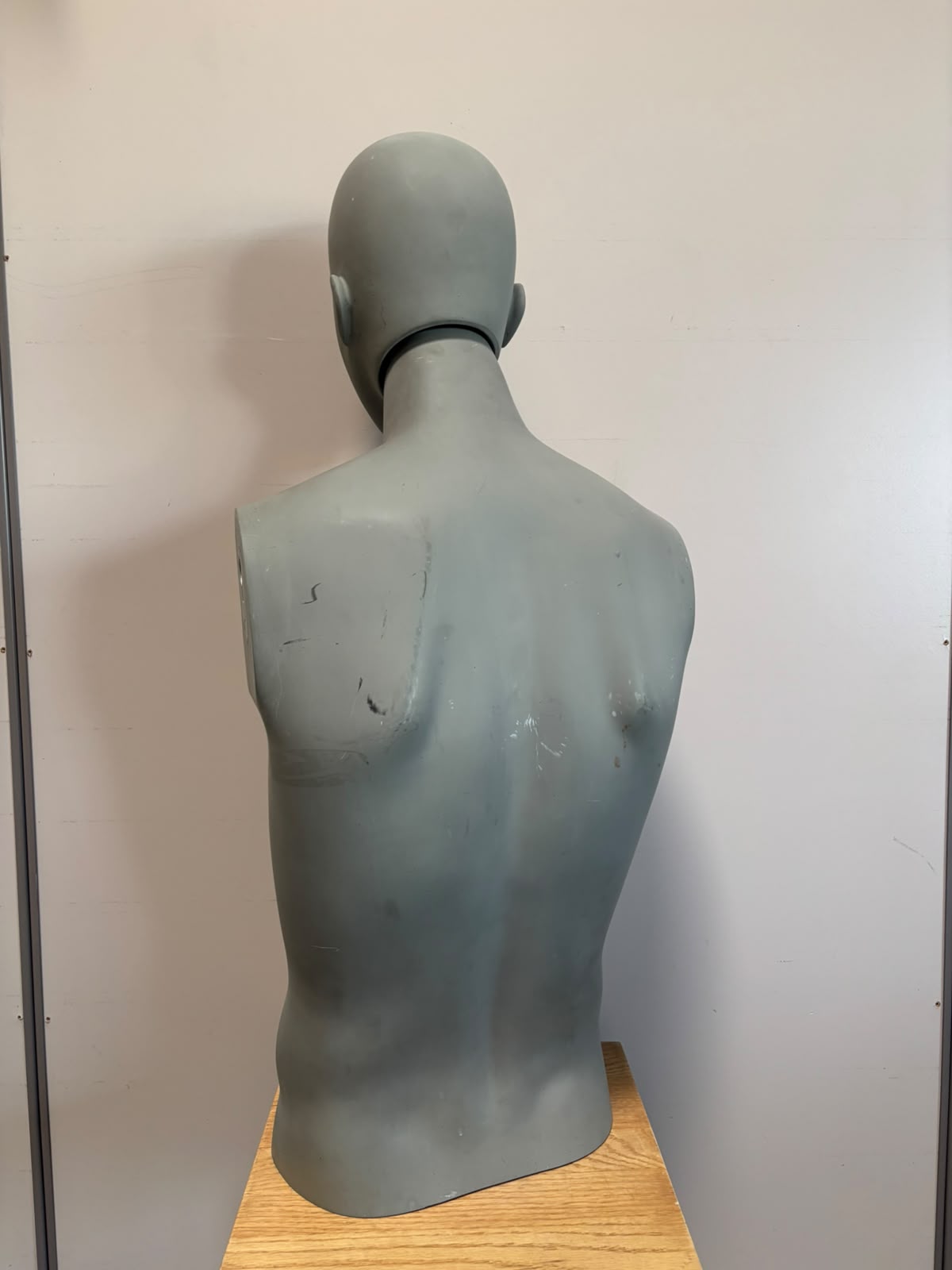 Buste homme en fibre de verre effet béton – H88 cm