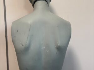 Buste homme en fibre de verre effet béton – H88 cm