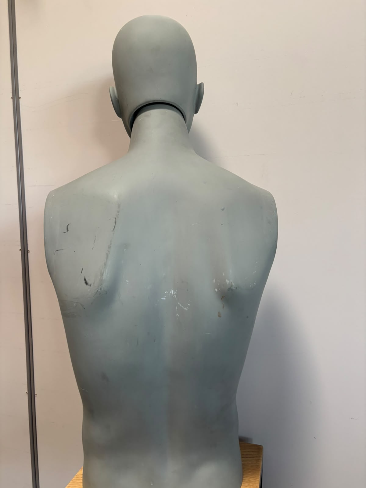 Buste homme en fibre de verre effet béton – H88 cm