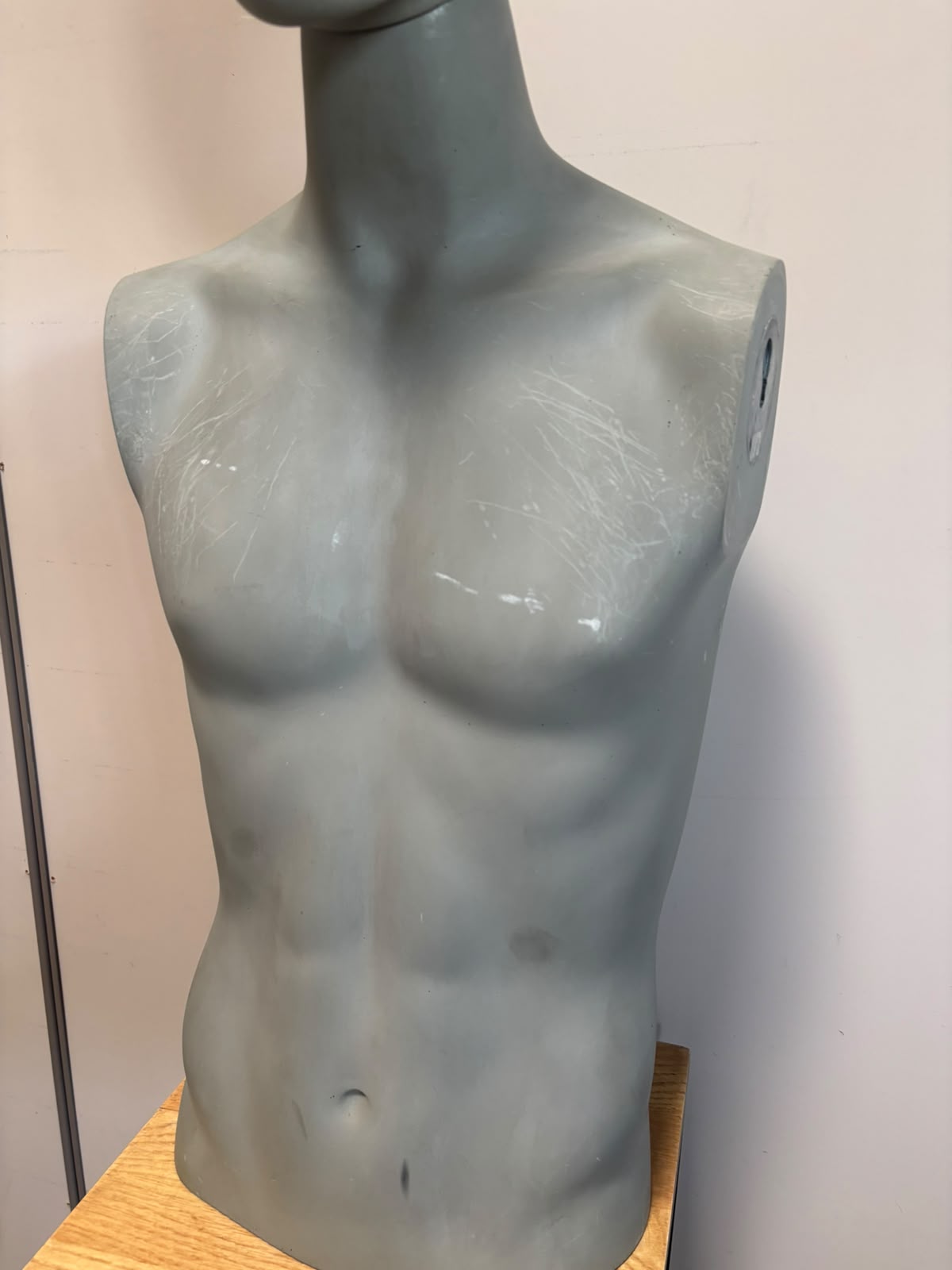 Buste homme en fibre de verre effet béton – H88 cm
