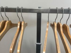 Portant en T métallique effet acier brossé gris – H115 à 176 cm