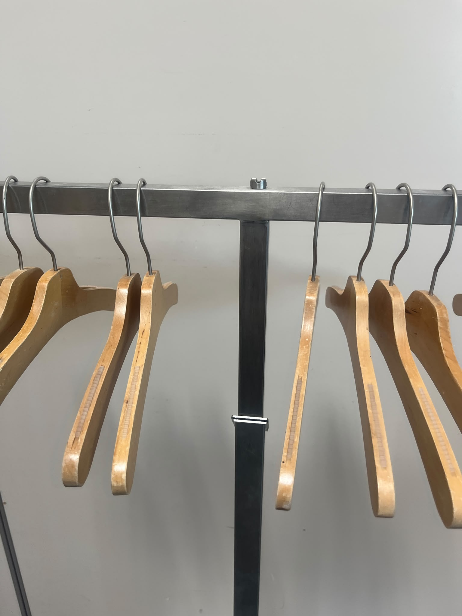 Portant en T métallique effet acier brossé gris – H115 à 176 cm