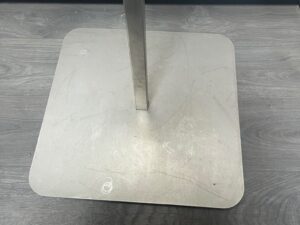 Portant en T métallique effet acier brossé gris – H115 à 176 cm