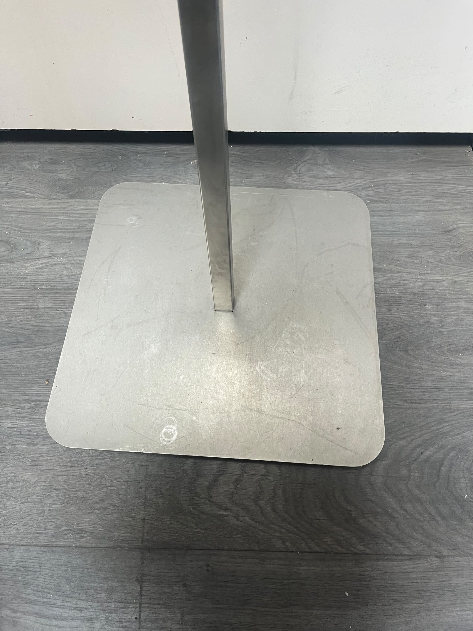 Portant en T métallique effet acier brossé gris – H115 à 176 cm