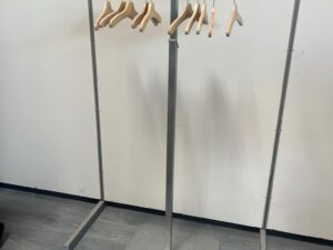 Portant en T métallique effet acier brossé gris – H115 à 176 cm
