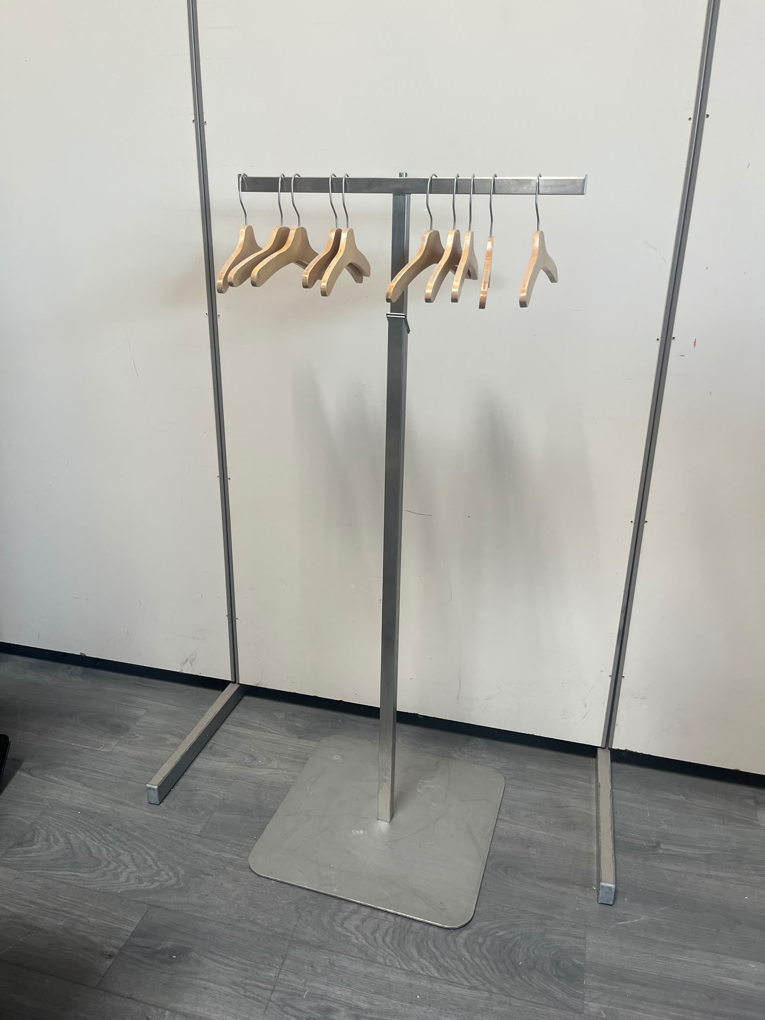 Portant en T métallique effet acier brossé gris – H115 à 176 cm