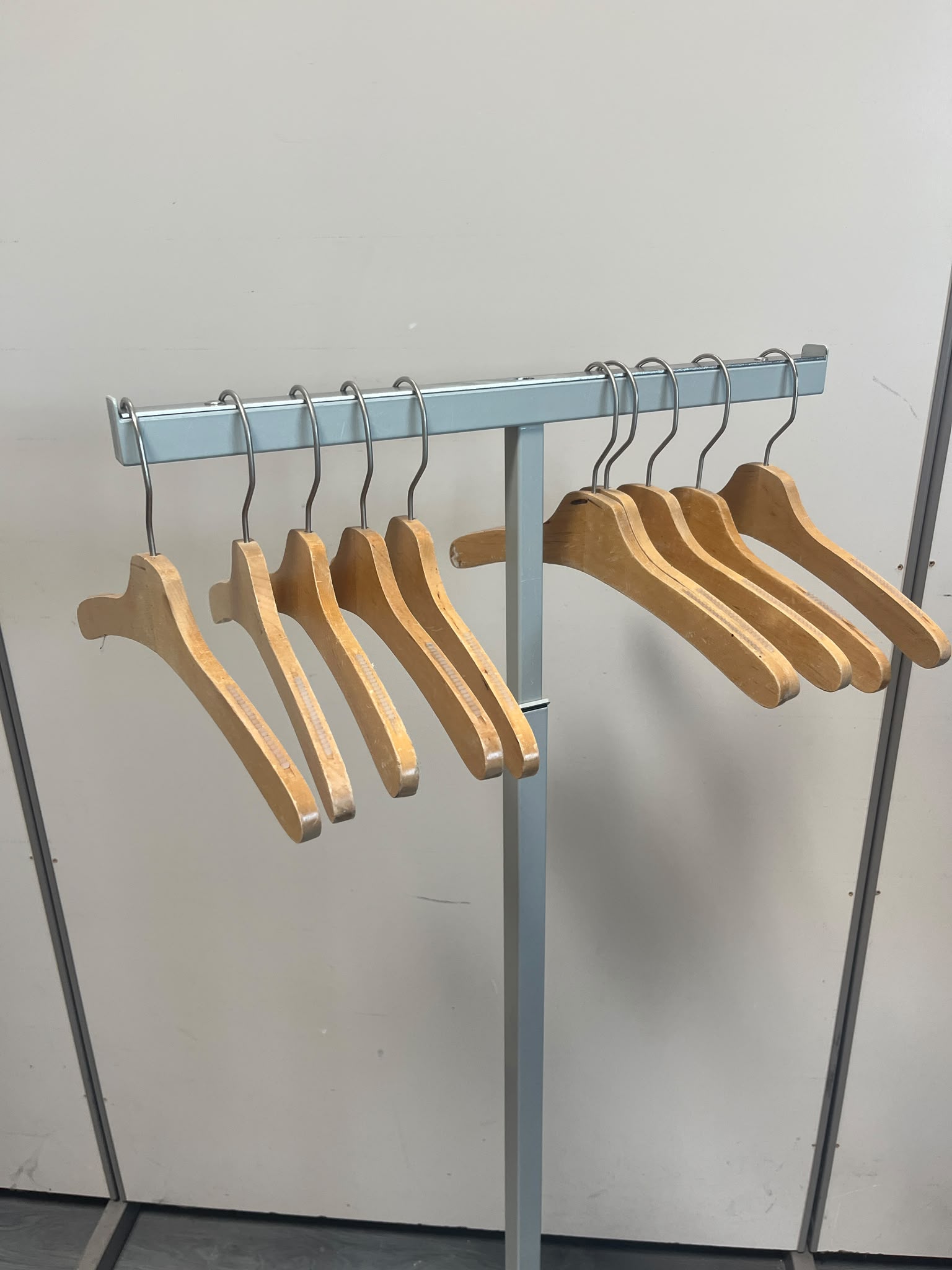Portant en T métallique gris – H118 à 138 cm