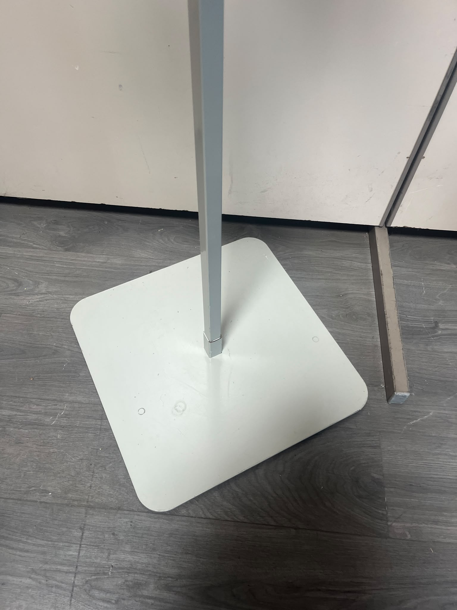 Portant en T métallique gris – H118 à 138 cm