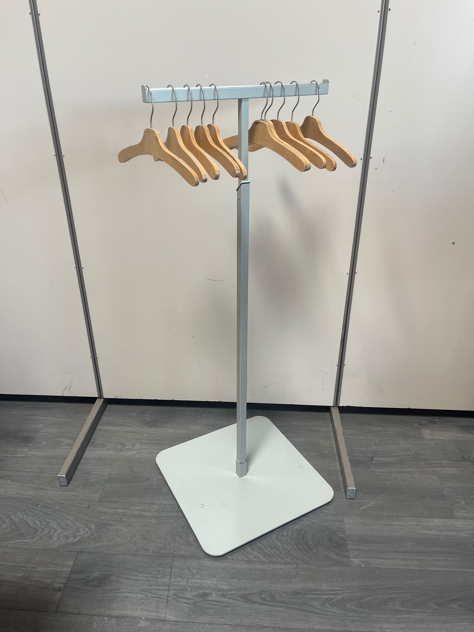 Portant en T métallique gris – H118 à 138 cm
