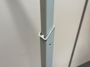 Portant en T métallique gris – H118 à 138 cm
