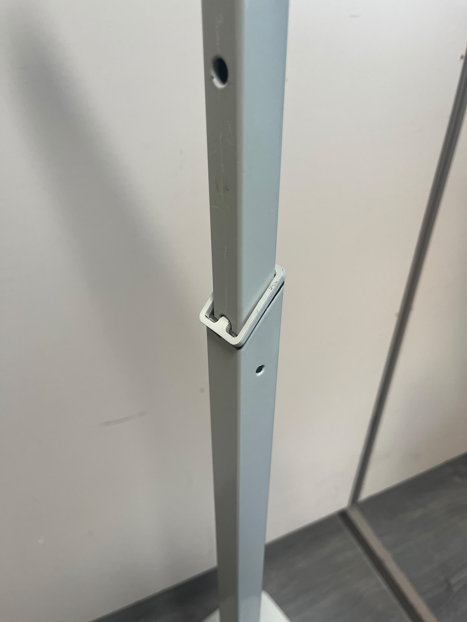 Portant en T métallique gris – H118 à 138 cm