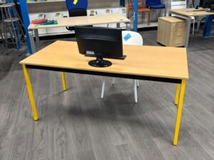 Bureau droit avec plateau bois et pieds jaunes – L160 cm