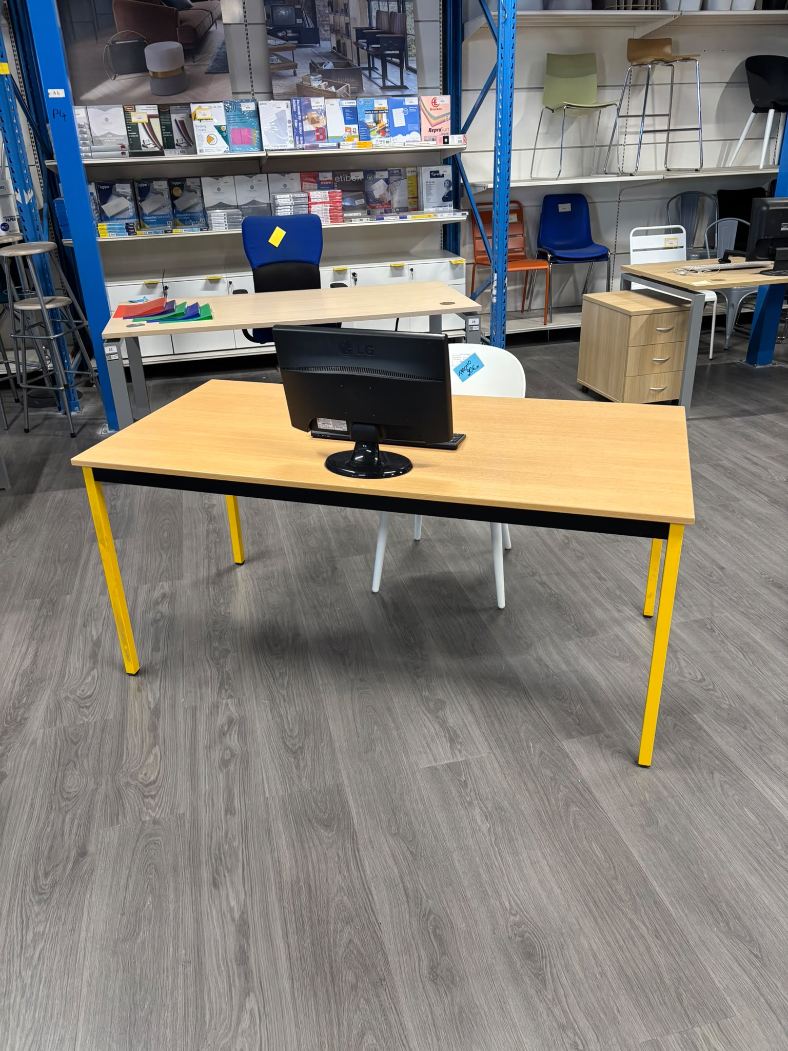 Bureau droit avec plateau bois et pieds jaunes – L160 cm