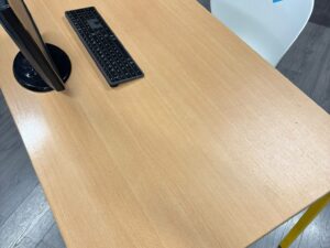 Bureau droit avec plateau bois et pieds jaunes – L160 cm