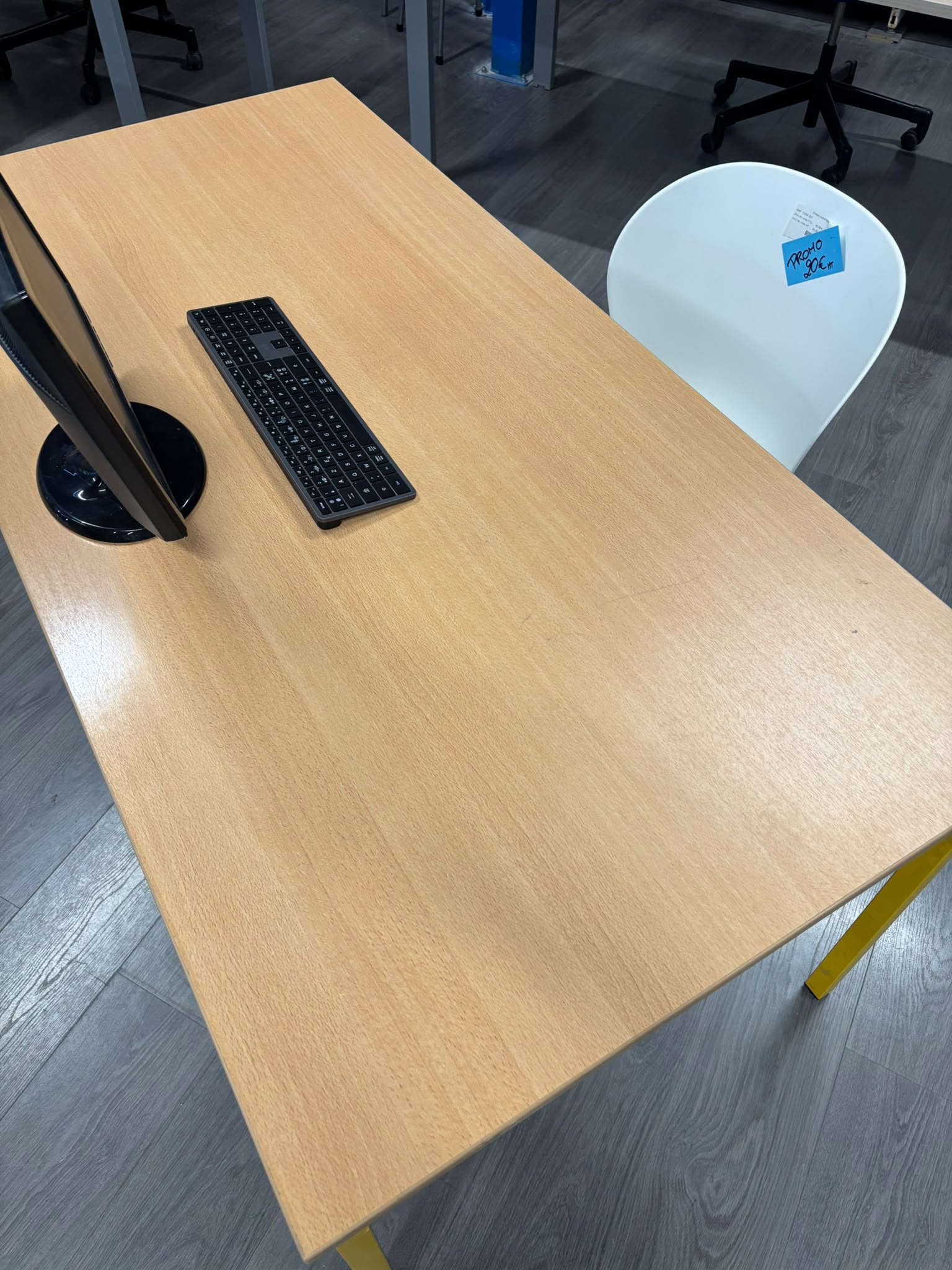 Bureau droit avec plateau bois et pieds jaunes – L160 cm