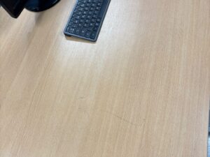 Bureau droit avec plateau bois et pieds jaunes – L160 cm