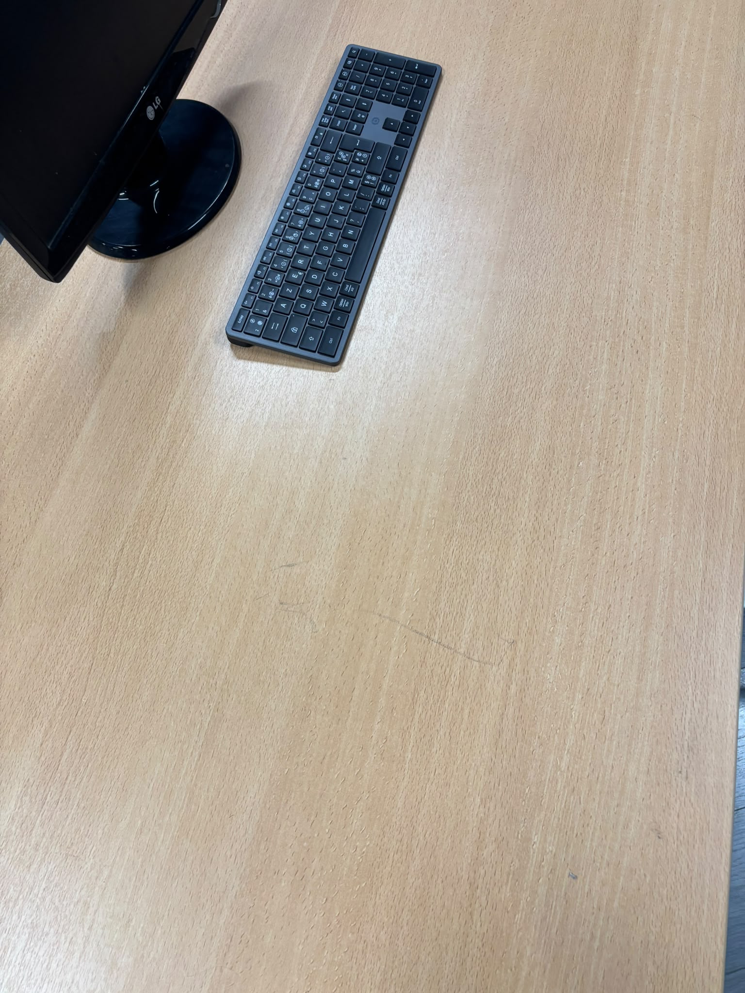 Bureau droit avec plateau bois et pieds jaunes – L160 cm