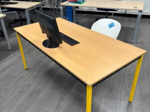 Bureau droit avec plateau bois et pieds jaunes – L160 cm