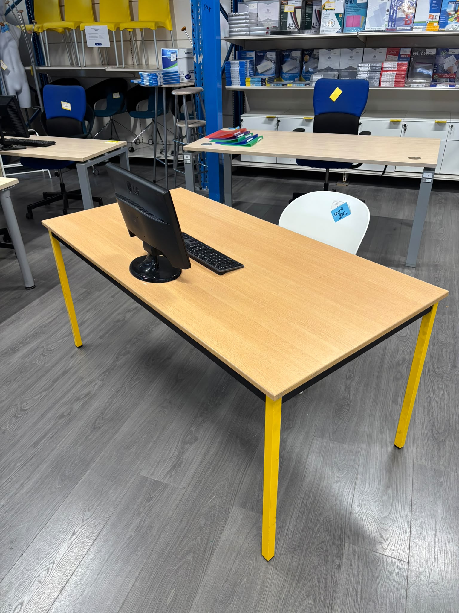 Bureau droit avec plateau bois et pieds jaunes – L160 cm