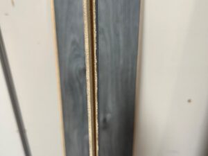 MLM – Parquet stratifié gris PERGO – 121 x 20 cm