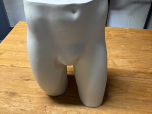 Fessier de mannequin homme en fibre de verre blanc – H51 cm