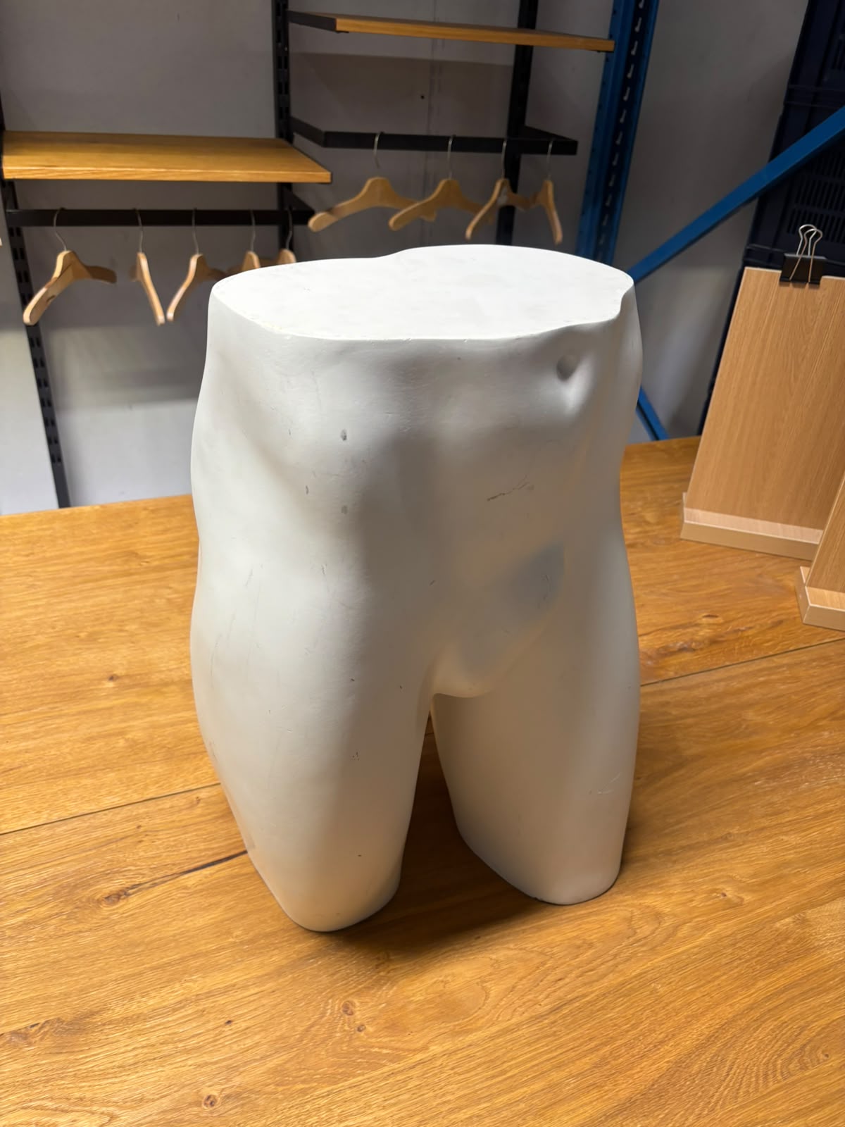 Fessier de mannequin homme en fibre de verre blanc – H51 cm