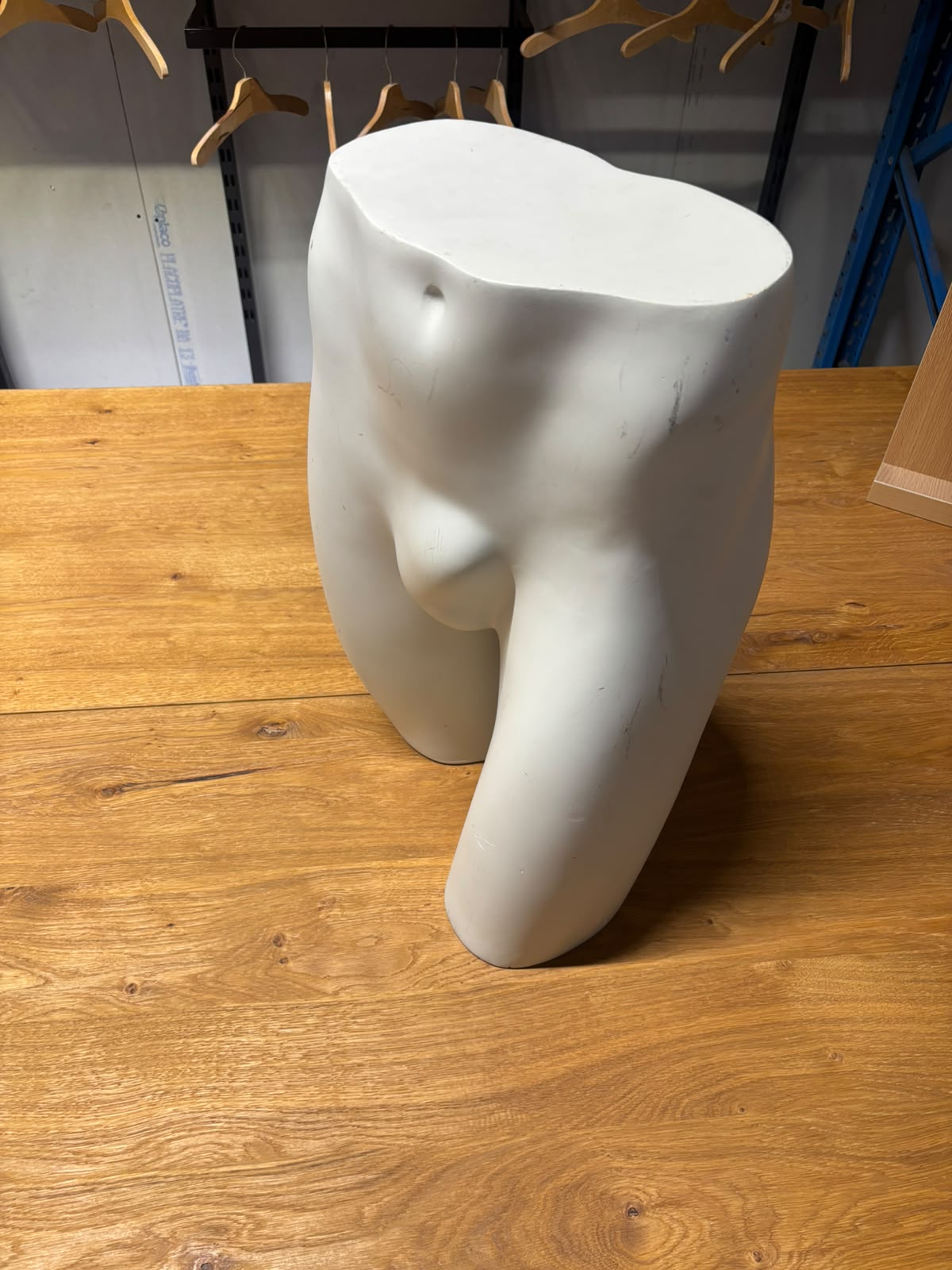 Fessier de mannequin homme en fibre de verre blanc – H51 cm