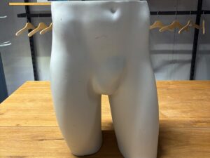Fessier de mannequin homme en fibre de verre blanc – H51 cm